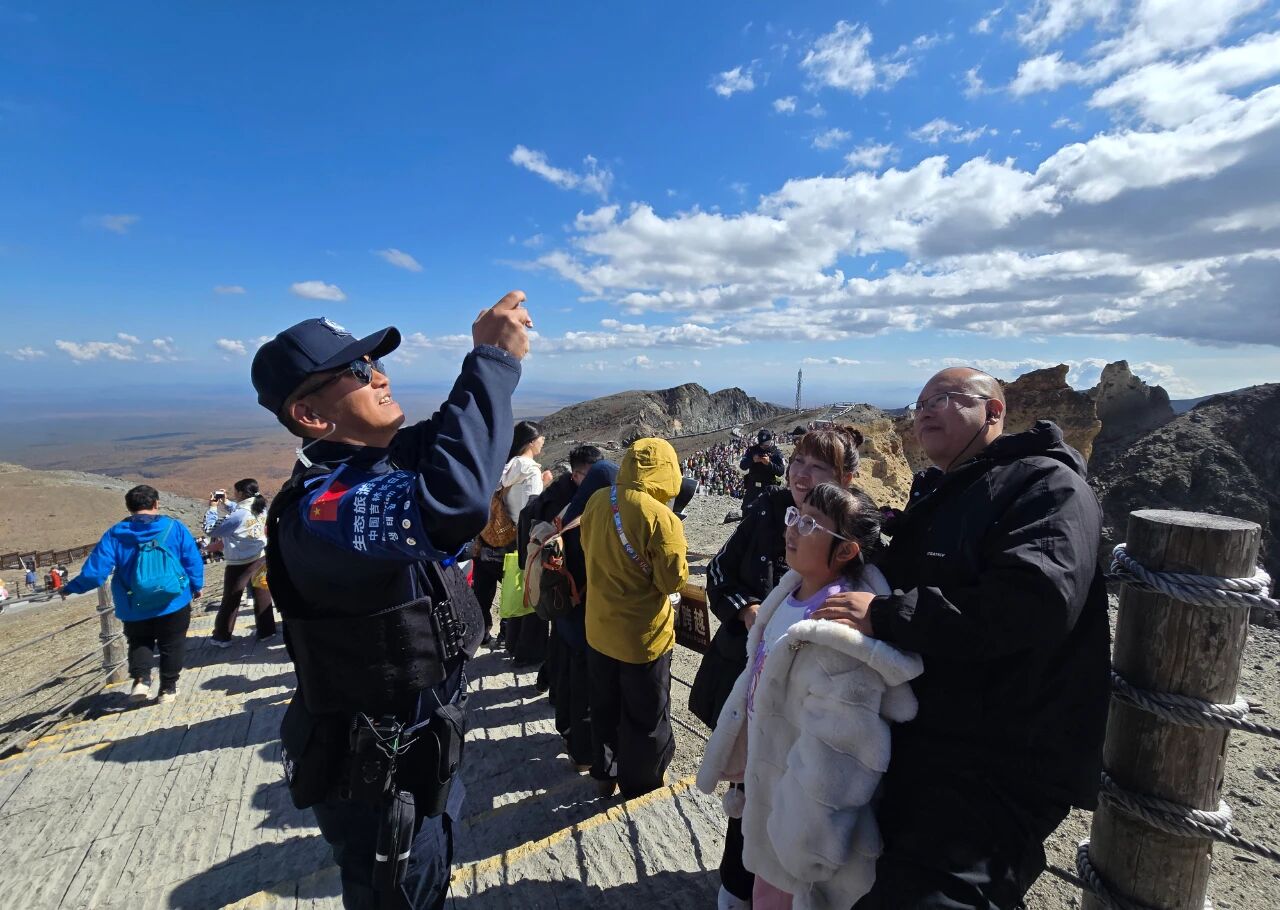 从清晨到日落，G331上的“警察蓝”：护你自驾平安，也守你旅途美好 